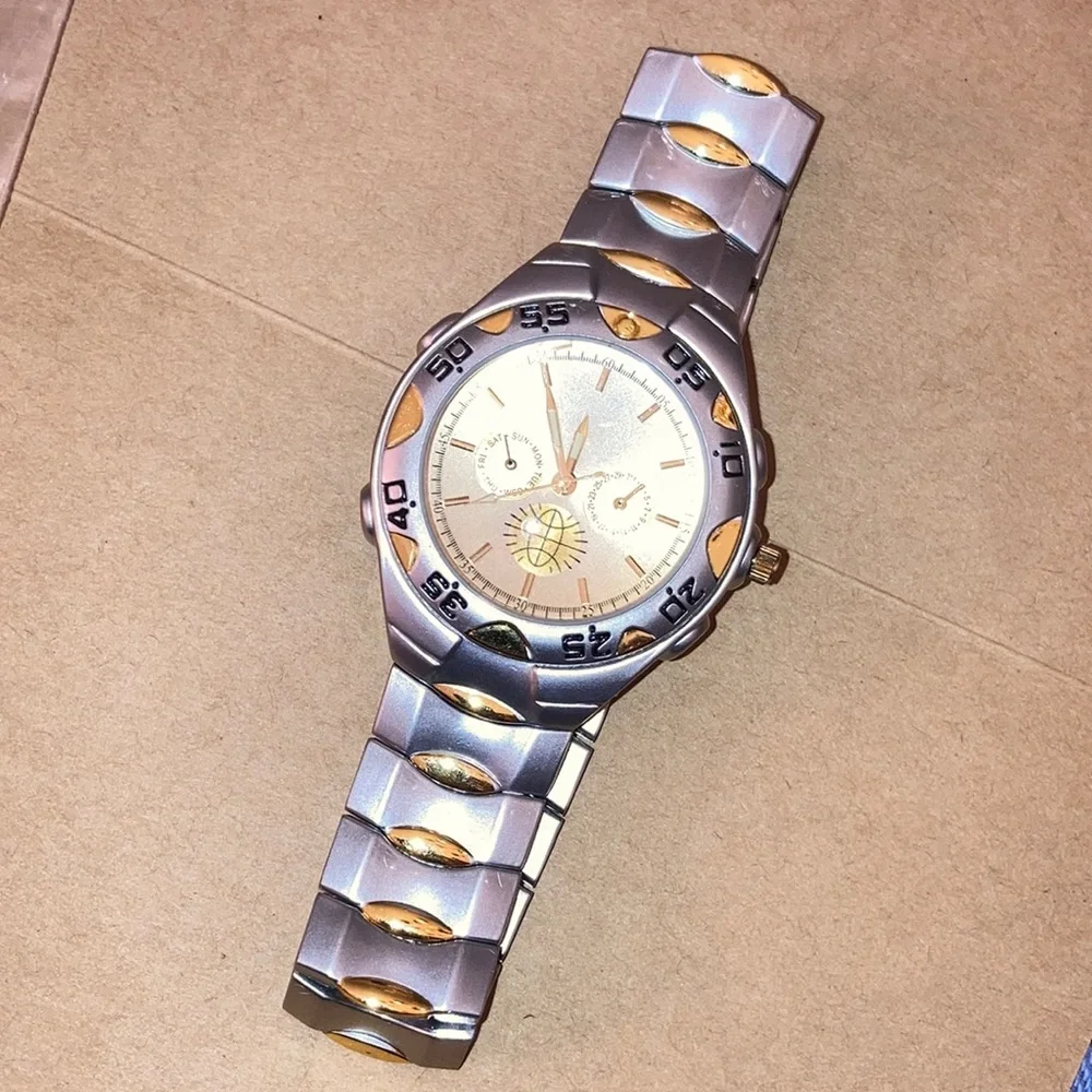 Men’s EUC stainless back WRISTWATCH with NEW Batery; Metal Band ,Easy-open Catch